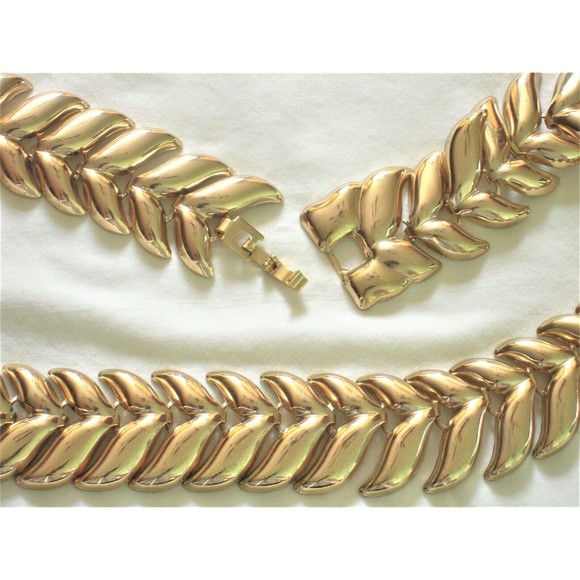 Vintage V Link Collar Necklace Gold Tone Shiny Lightweight Valentine Birthday - Picture 6 of 7